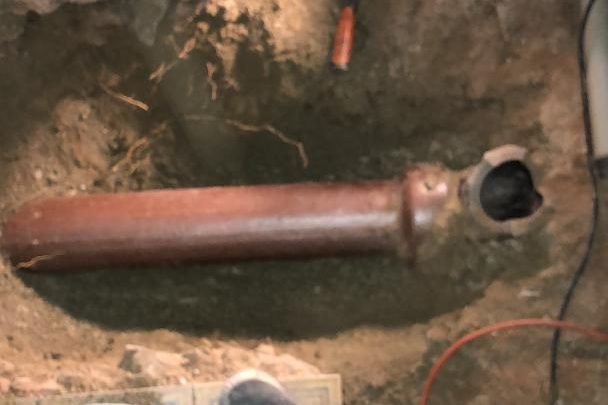 Kanal- und Rohrreinigung Bouillon. Defektes Rohr mit Verstopfung